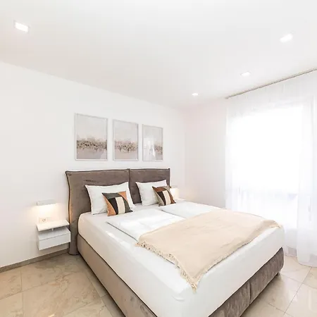 Feriehus Luxurious In Kastel Stafilic Kaštela