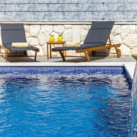 Holiday home Awesome In Kastel Stafilic With Wifi Kastela